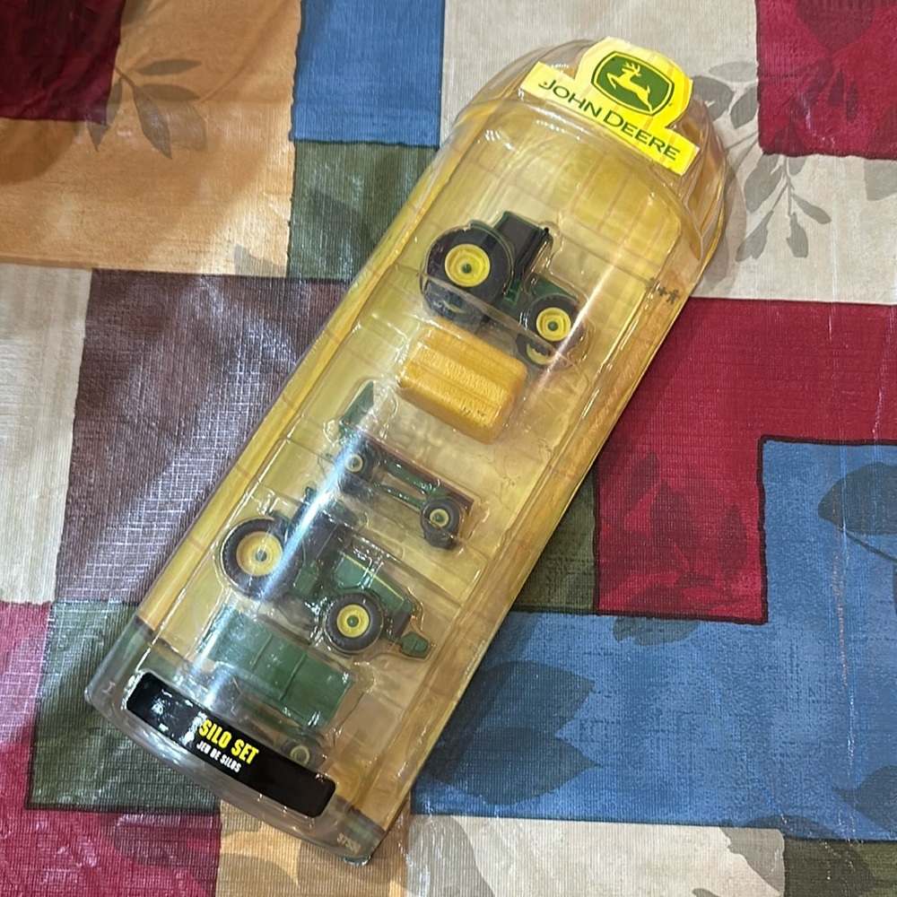 ERTL John Deere set- "silo set"
